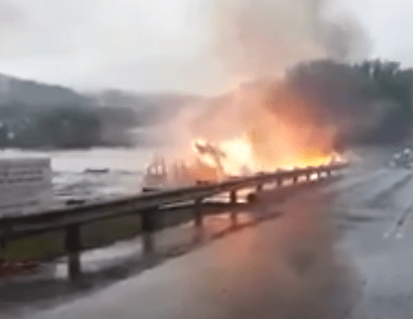 West_VA__cnn__floodwaters_pushing_burning_home_down__a_river postedDaialyBusinessNewsMHProNews