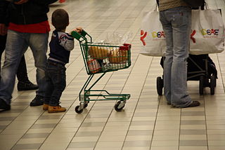 Mom shopping with A child photocredit wikimedia commons