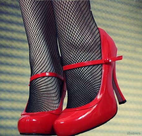 woman's-red_shoes-wikicommons-posted-cutting-edge-marketing-sales-blog-mhpronews-com