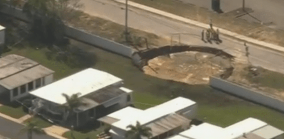 florida__usatoday__credit__sinkhole__in_tarpon_springs_