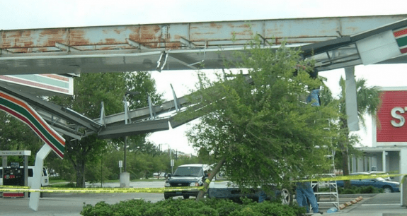 hurricane_charley_kissimmee_florida_damage_to_service_station