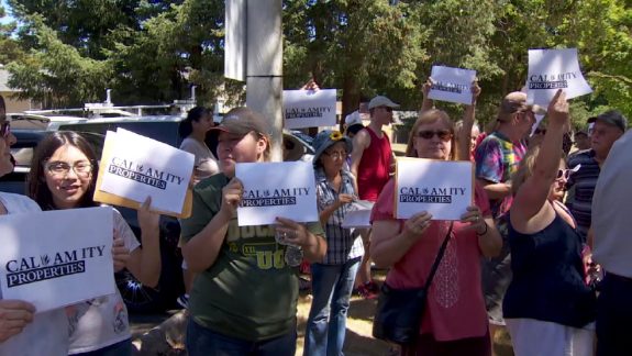 katu-residentprotestorsheritagevillage-postedmanufacturedhomelivingnews